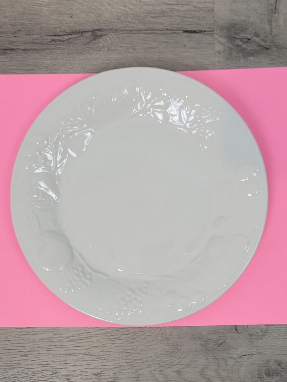GIbson white raised fruit 10.5 inch plate